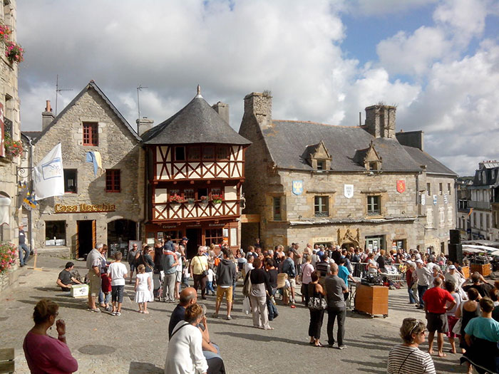 Place-du-vieux-marche-st-renan